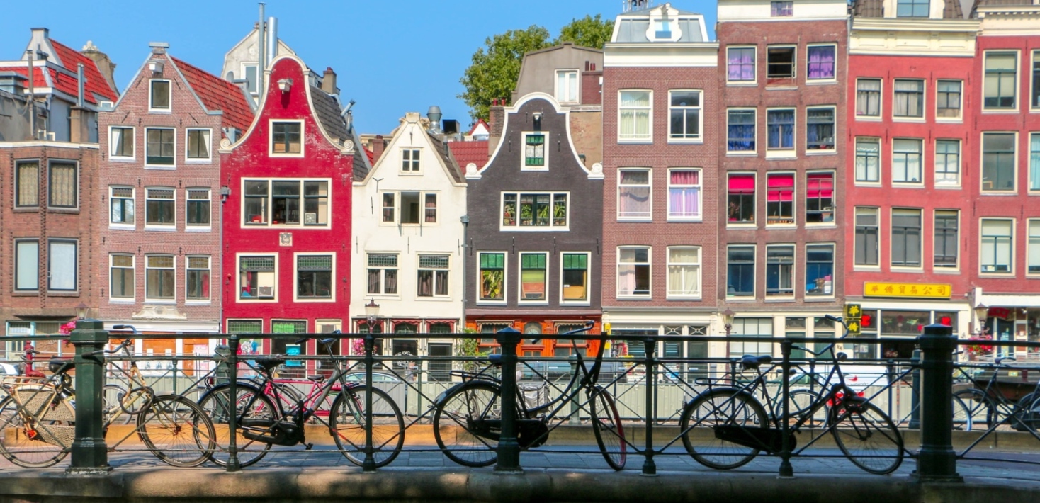 Hus och cyklar i Amsterdam