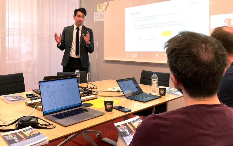 Thomas Vakili, doktorand på DSV, Stockholms universitet, under sitt licentiatseminarium 15 maj 2023.