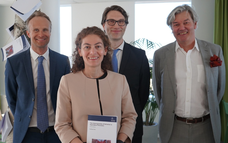 Handledarna Olov Isaksson, Fredrik Eng Larsson, professor Thomas Hartman och Neslihan Özlü. Foto: Maria Stoetzer Handledarna Olov Isaksson, Fredrik Eng Larsson, professor Thomas Hartman och Neslihan Özlü