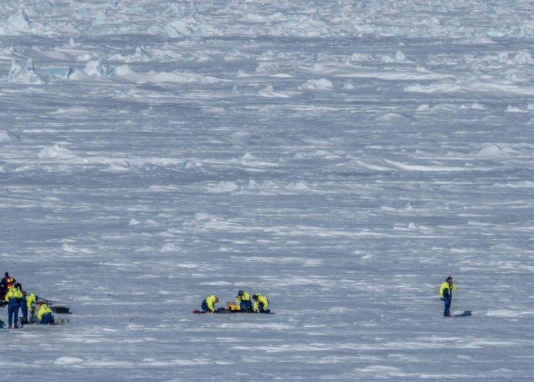 Scientists at work on the Arctic ice. Photo: Michael Tjernström/MISU/Stockholm University