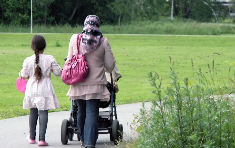 Mamma med slöja och dotter