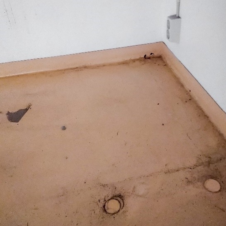 Väldigt smutsigt och slitet linoleum golv.
