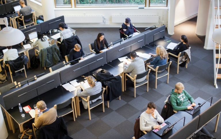 En läsesal med studenter sedd uppifrån