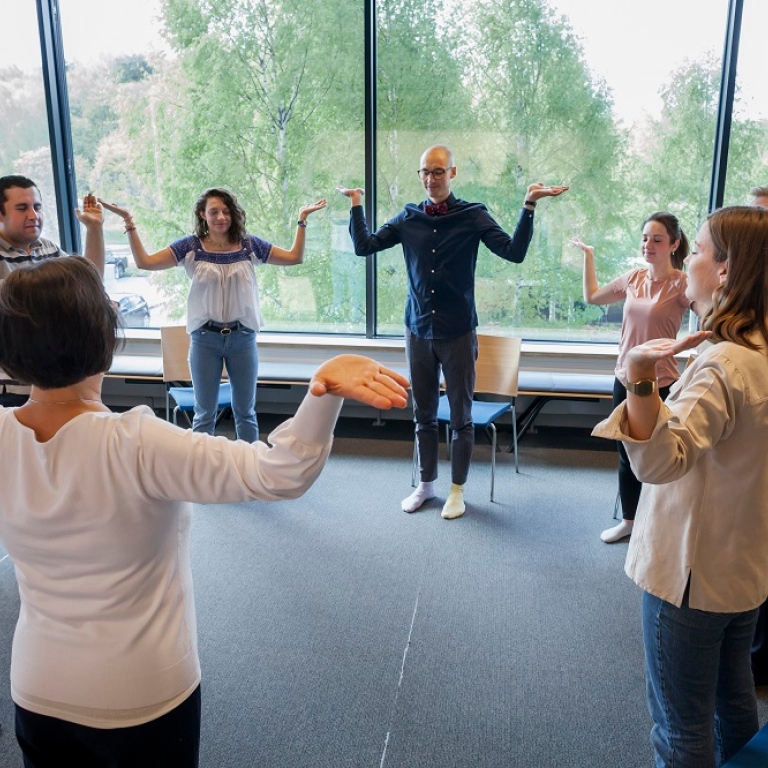 Grupp studenter som gör yoga i Ekosalen på Stockholms universitet.