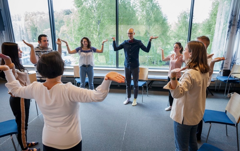 Grupp studenter som gör yoga i Ekosalen på Stockholms universitet.