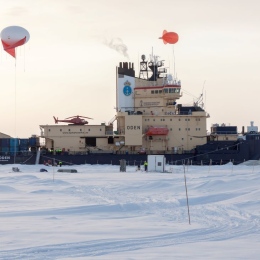 Balloons tehtered to Oden. Photo M. Hoppmann/Alfred Wegener Institute