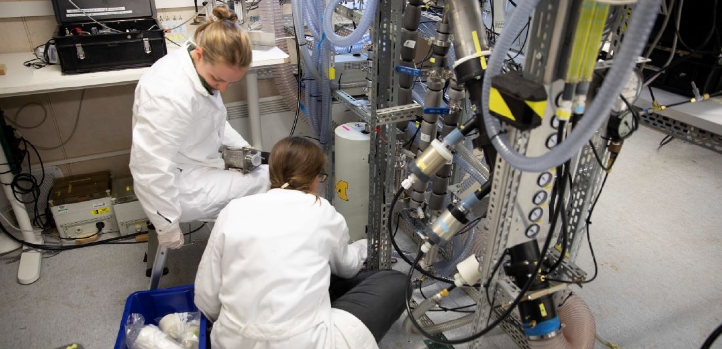 Arbete i laboratorium. Foto: K. Alfredsson/MISU/Stockholms universitet