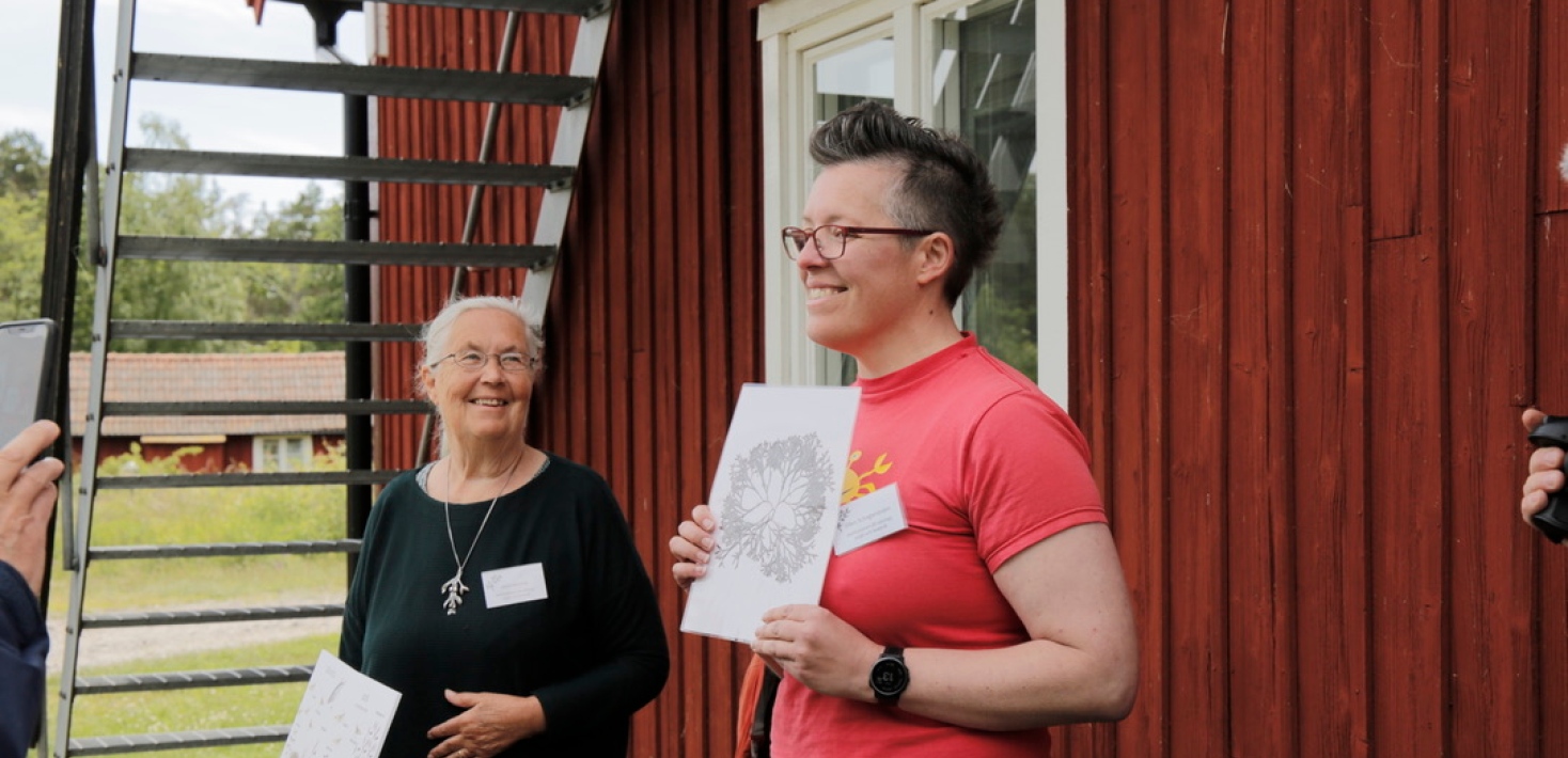 Lena Kautsky och Ellen chagertröm berättar om algforskning inför publik