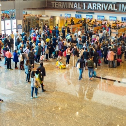 Människor väntar på terminal på flygplats.