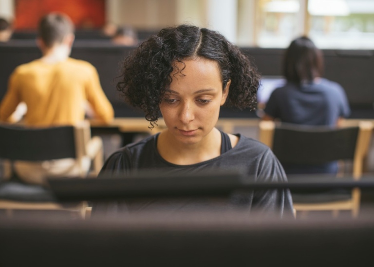 Student på campus som läser