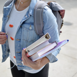 Student bär på böcker