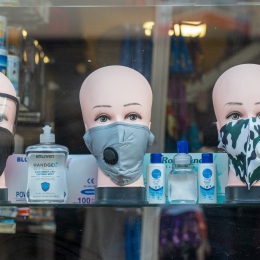 Ett skyltfönster till en butik som säljer munskydd och handsprit