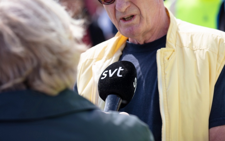 En SVT-reporter gör ett reportage. Foto: Bildkoll © Mostphotos