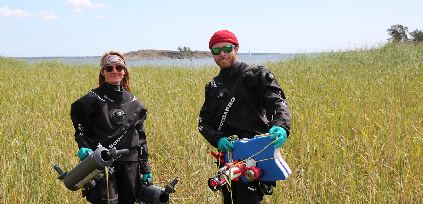 Thomas Haize och Kerstin Leberecht från TREC-expeditionen redo att provta vattnet i en vik på Askö m