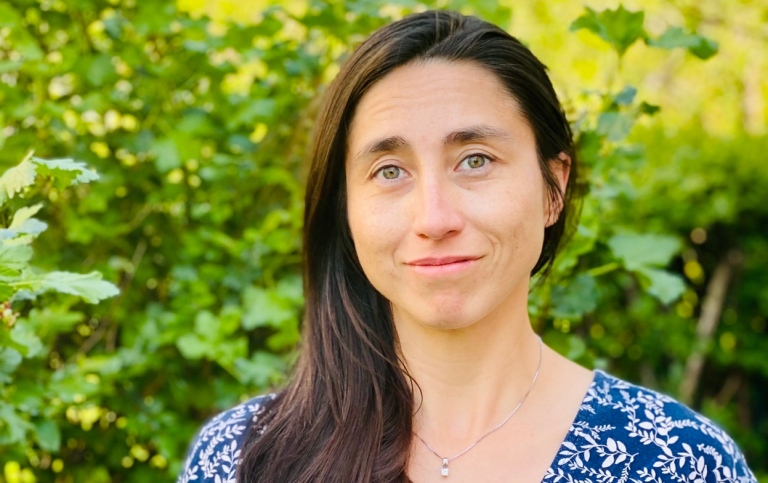 Elisa Viteri, a former master's student from Spain. Photo: Private Elisa Viteri in front of some greenery.