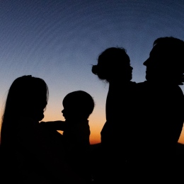 En familj i solnedgången