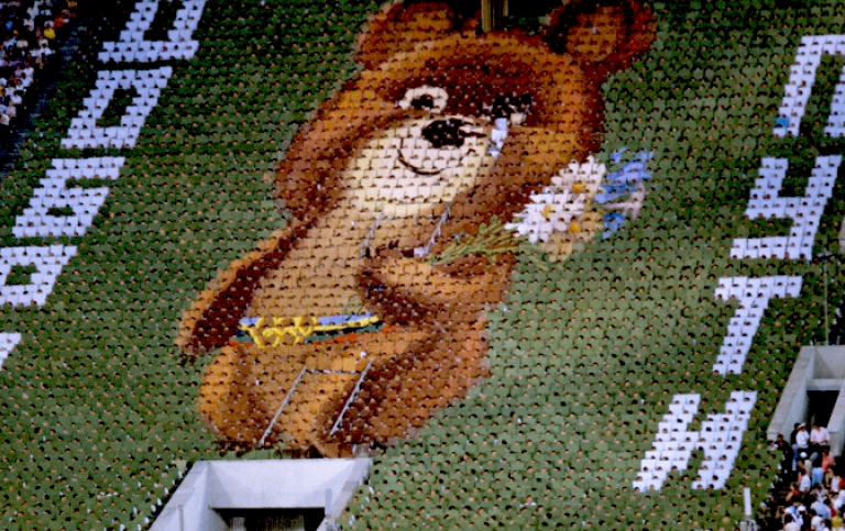 Bild från sommar OS 1980, på läktaren bildar publiken spelens maskot i forma av björnen Micha