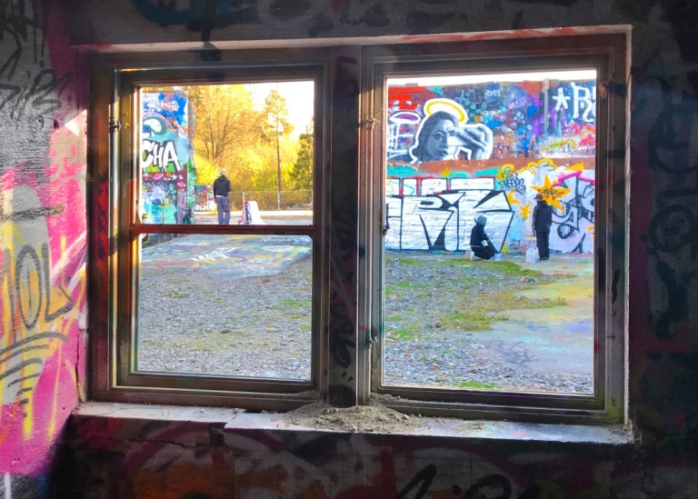 Snösätra Graffiti Wall of Fame ligger i ett gammalt industriområde utanför Rågsved, Stockholm.