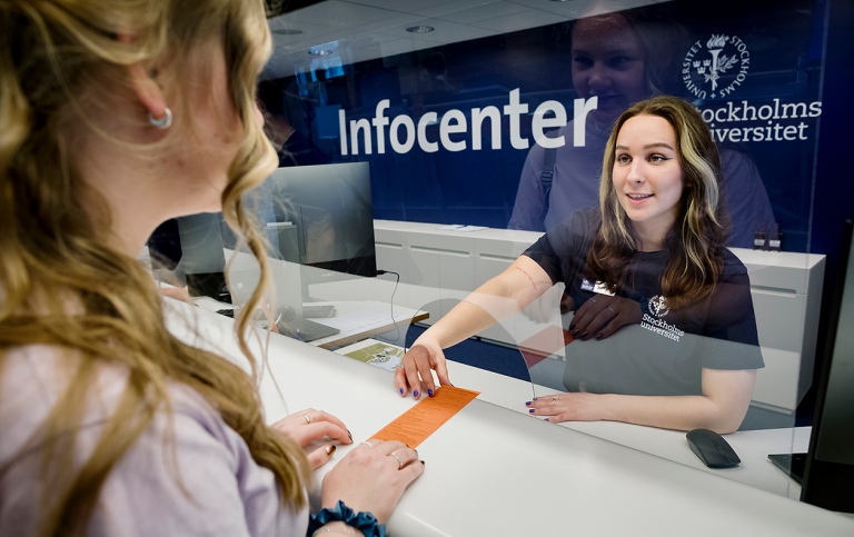Student som besöker Infocenter