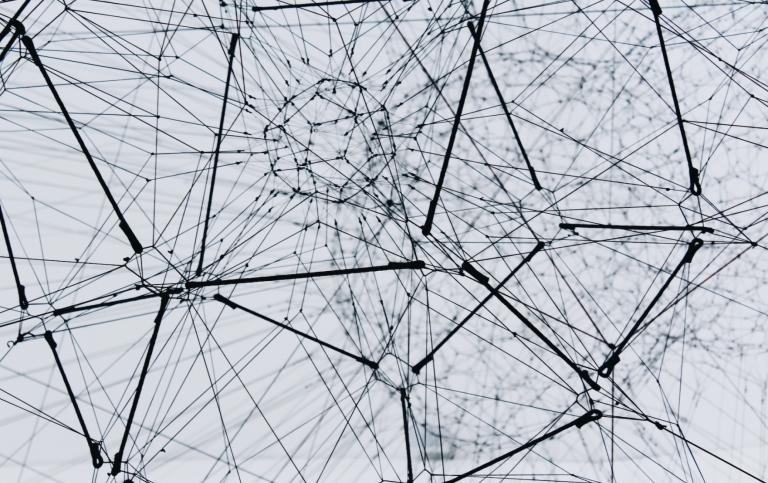 Metallställning som bildar formen av ett nätverk