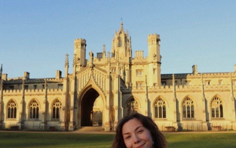 Masterstudenten Eleonora Svanberg framför universitetet i Cambridge