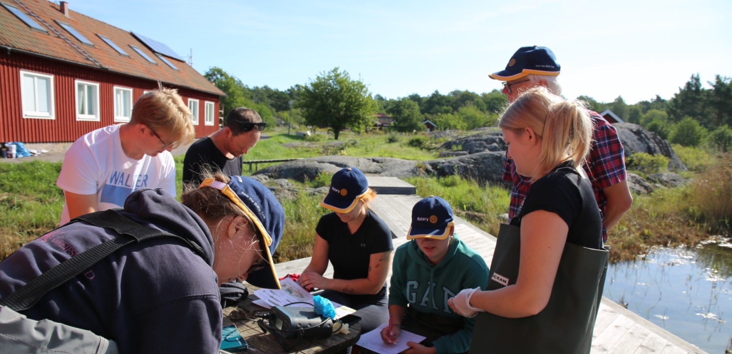 Studentgrupp på brygga. 