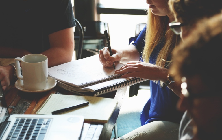 Studenter vid ett bord. Foto: StartupStockPhotos från Pixabay