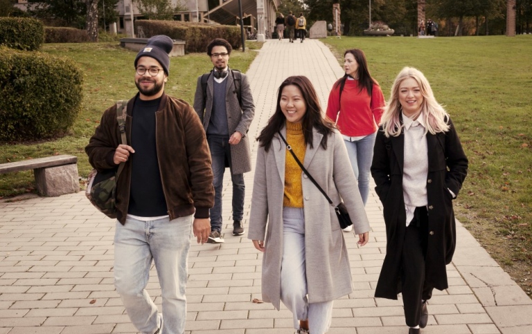 Five students walking in Frescati. Photo: Jens Olof Lasthein/Stockholm University