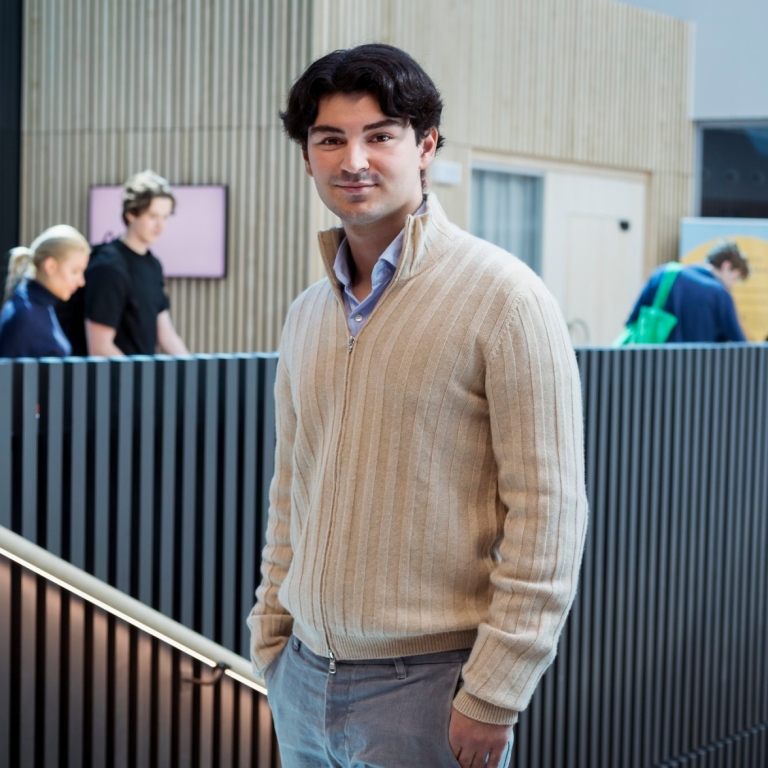 Hur är det att studera på Stockholms universitet egentligen? Fråga Sam. Foto: Jens Olof Lasthein