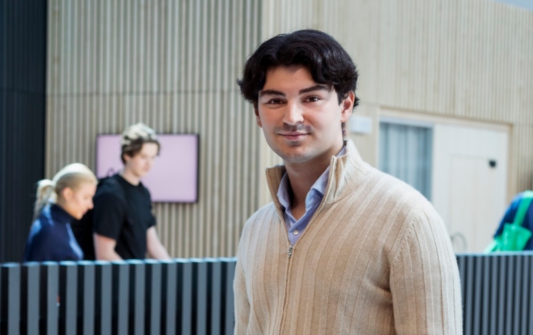 Hur är det att studera på Stockholms universitet egentligen? Fråga Sam. Foto: Jens Olof Lasthein