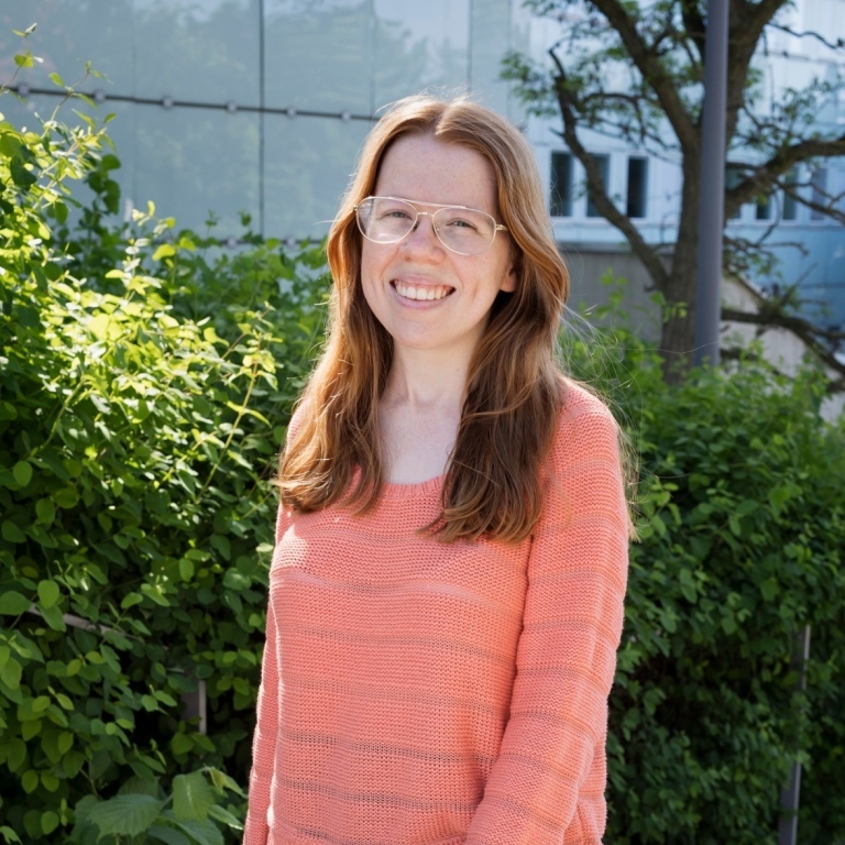 Louise står framaför södra huset vid Stockholms universitet