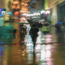 Abstrakt och blurrig scen av människor i rörelse på natten.