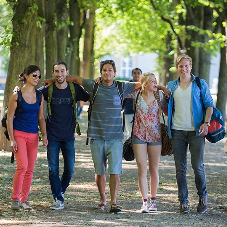 Studenter i en stadsallé.