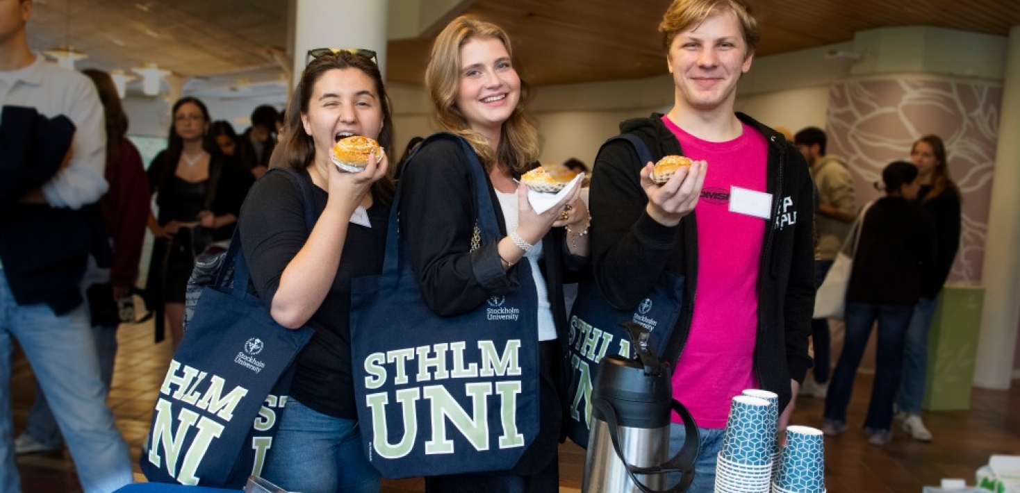 Nya studenter med kanelbullar på Välkomstdagen.