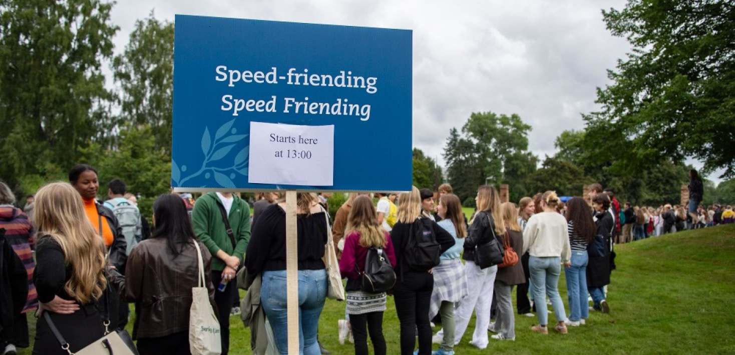 Nya studenter deltar i speed-friending på campus.