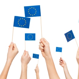 Händer i luften med EU flaggor