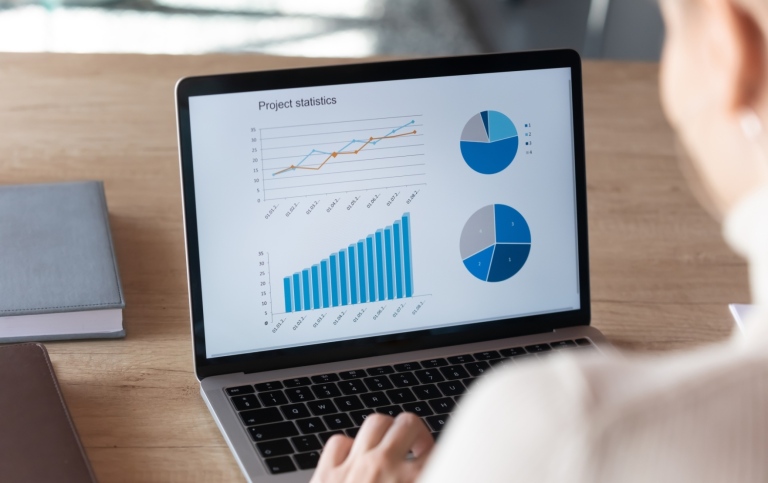 Dataskärm med statistik på