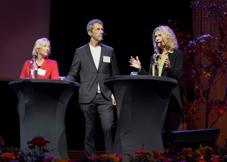 Karin Bäckstrand, Jonas Ebbesson och Åsa Wikforss i den första paneldiskussionen