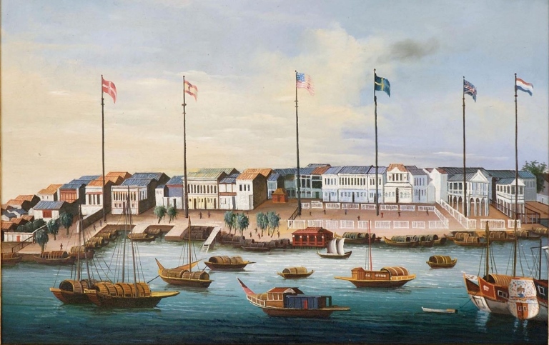 Oljemålning föreställandes hamnbyggnader och flaggstänger, i förgrunden flaggor.