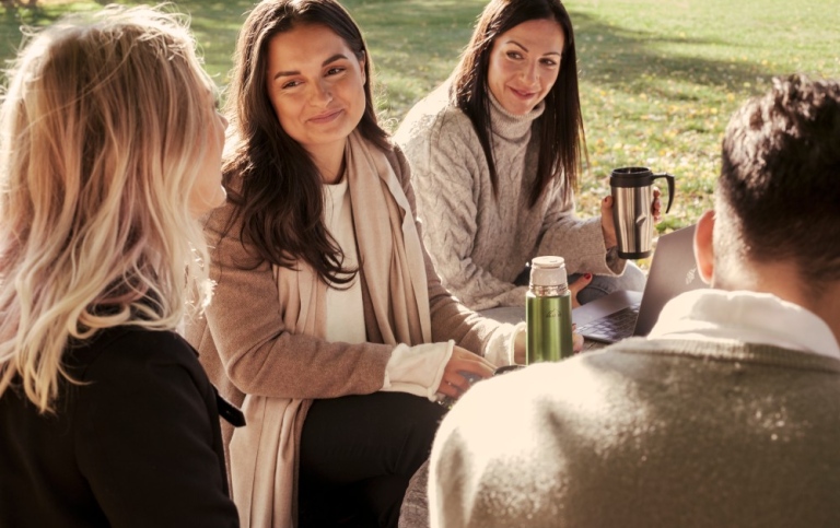 En grupp studenter på campus.