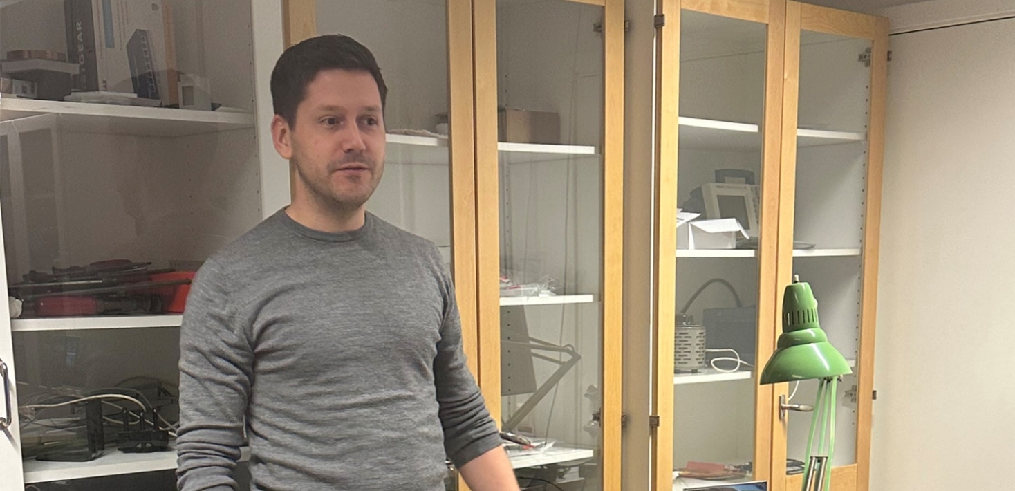 Jón Gudmundsson, researcher at Fysikum, is showing the laboratory for cosmology and axions