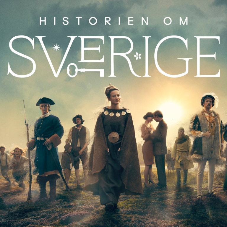 Personer i kläder från olika historiska perioder i dramatiskt ljus. Rubrik: Historien om Sverige.