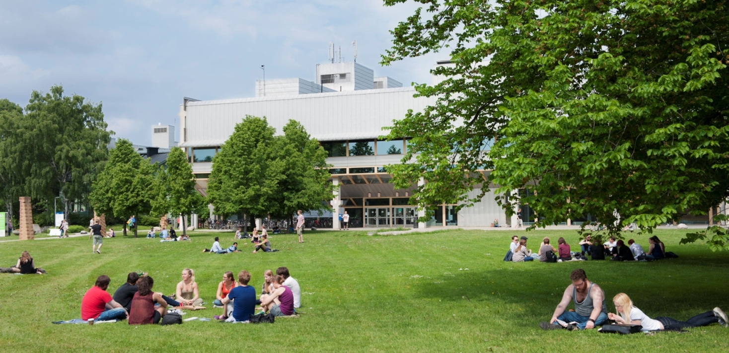 Students in front of the Arrhenius laboratory