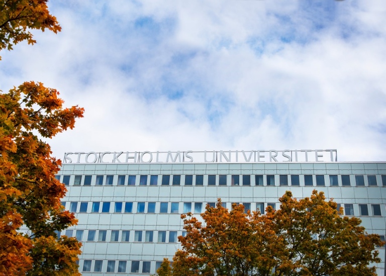 Foto på byggnaden Frescati vid Stockholms universitet, med loggan i fokus.