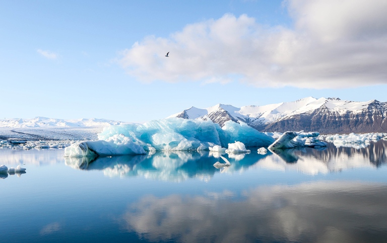 Is och snöiga berg vid Jökulsárlón på Island