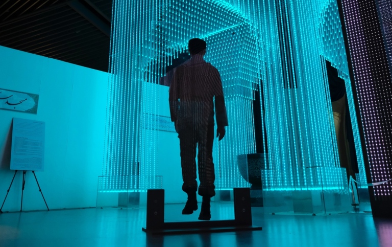 Genrebild på person i upplyst portal. Foto: Sam Moghadam Khamseh/Unsplash.