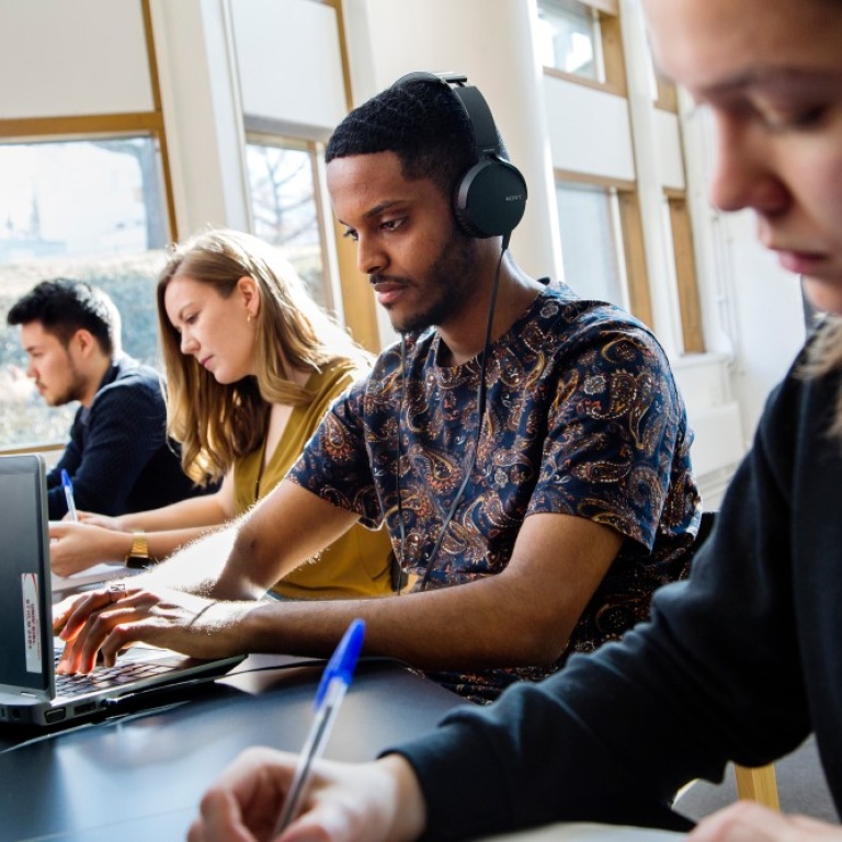 Några studenter skriver tenta, för hand och vid dator. Foto: Lena Katarina Johansson