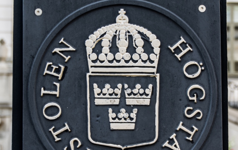 Metallskylt med Högsta domstolens emblem