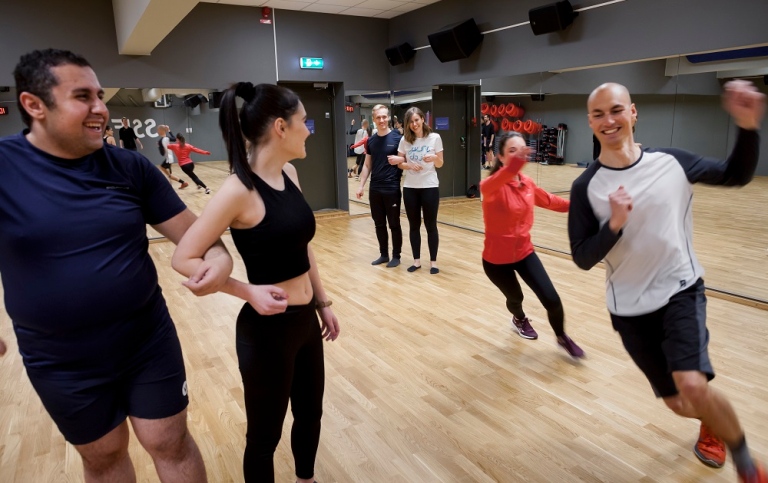 Studenter tränar i Frescatihallen.