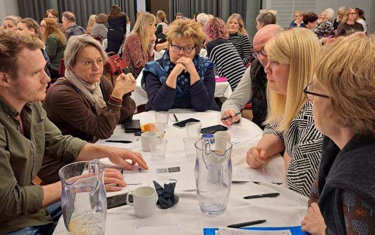 En grupp samtalar intensivt med varandra.